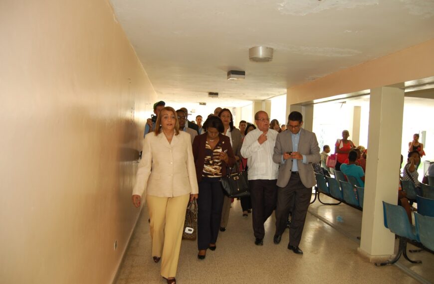 Autoridades de Salud reciben comisi&oacute;n de Diputados en hospital Antonio Musa de SPM