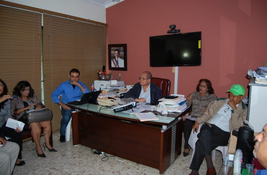 Dr. Jos&eacute; Rodr&iacute;guez Abreu encabeza reuni&oacute;n con equipo gerencial del SRS Este
