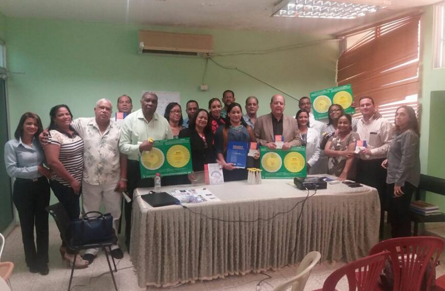 Dr. Jos&eacute; Rodr&iacute;guez Abreu entrega protocolo de obstetricia y ginecolog&iacute;a a medicos de Hato Mayor y El Se&iacute;bo.