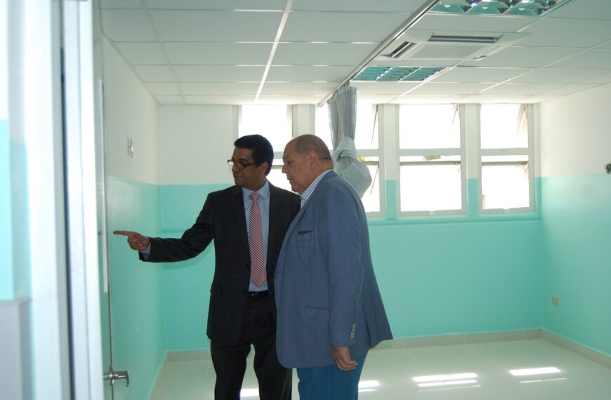 Dr. Jos&eacute; Rodr&iacute;guez Abreu supervisa trabajos de reconstrucci&oacute;n del hospital Antonio Musa.
