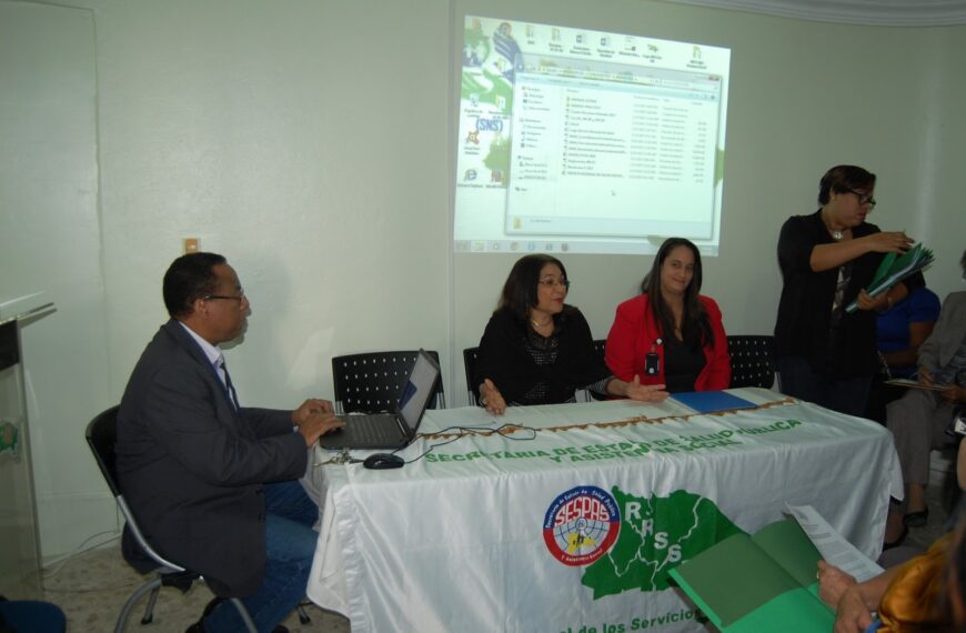 Equipo t&eacute;cnico del Servicio Regional de Salud Este se re&uacute;ne con directivos de hospitales que pertenec&iacute;an al IDSS.