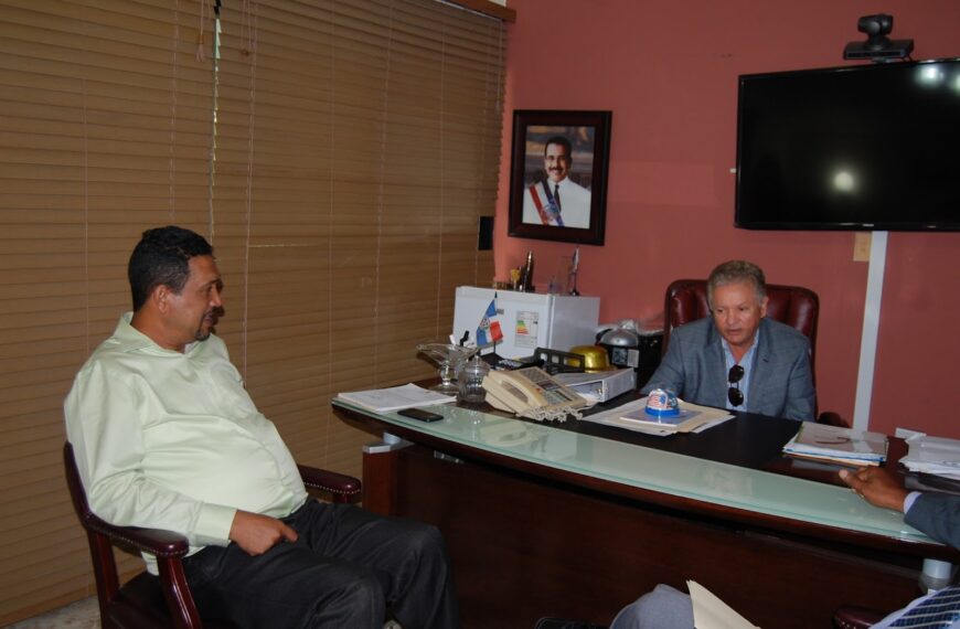 Director Regional de Salud recibe alcalde de Ramon Santana y mun&iacute;cipes de esa poblaci&oacute;n.