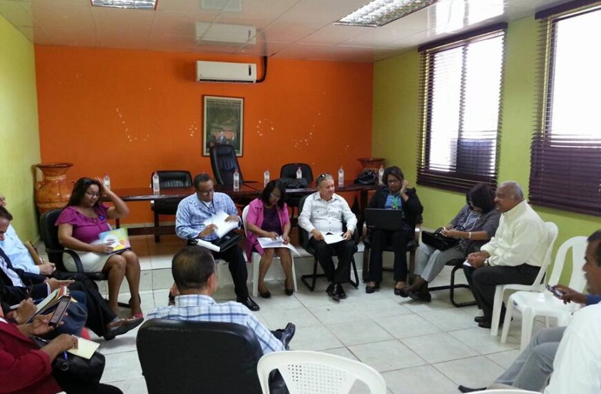Dr. Virgilio Cedano sostiene reuni&oacute;n con directores de hospitales de La Romana.