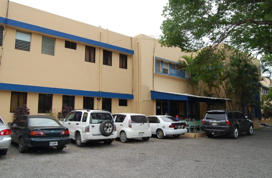 Autoridades de Salud visitan hospital Ar&iacute;stides Fiallo de La Romana donde hacen evaluaciones para su conversi&oacute;n en un Materno Infantil.
