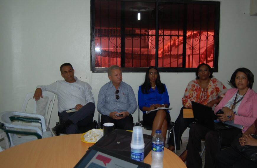 Dr. Virgilio Cedano y directora de Pasant&iacute;a del SNS encabezan reuni&oacute;n con directores de hospitales y gerentes de &Aacute;reas.