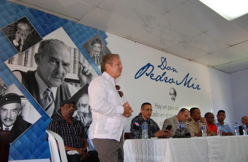 Director Regional de Salud participa en reuni&oacute;n del COE donde informa de acciones tomadas sobre paso de hurac&aacute;n Irma.