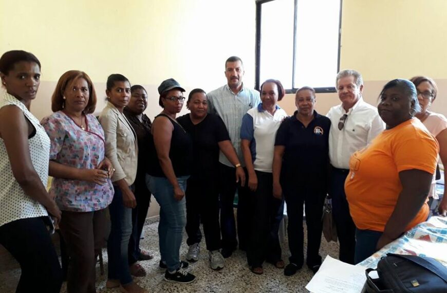 Dr. Virgilio Cedano se re&uacute;ne con personal de enfermer&iacute;a y direcci&oacute;n de hospital de Guaymate.