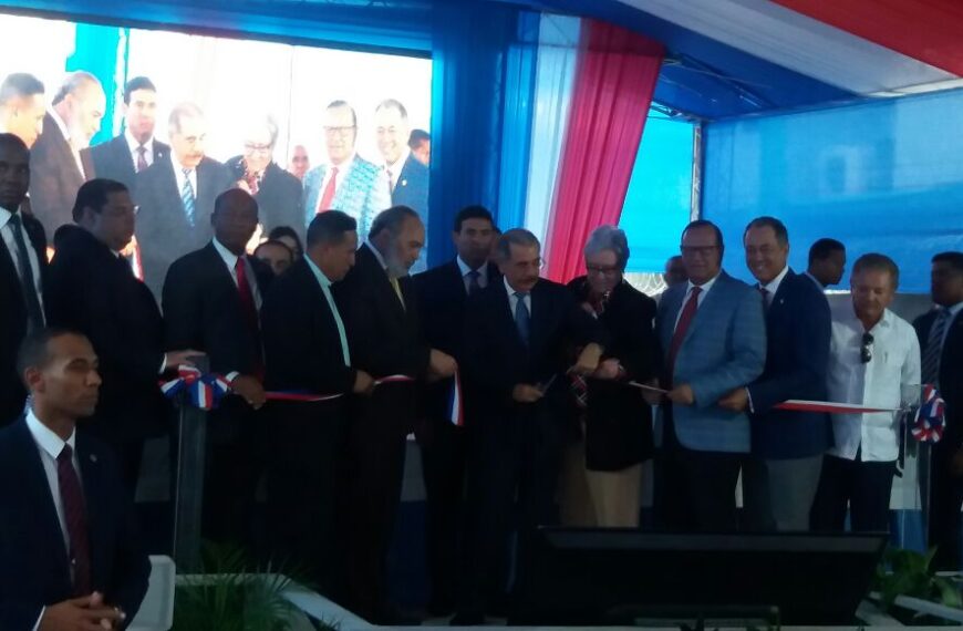 Presidente inaugura centro cl&iacute;nico y diagn&oacute;stico en Hato Mayor del Rey