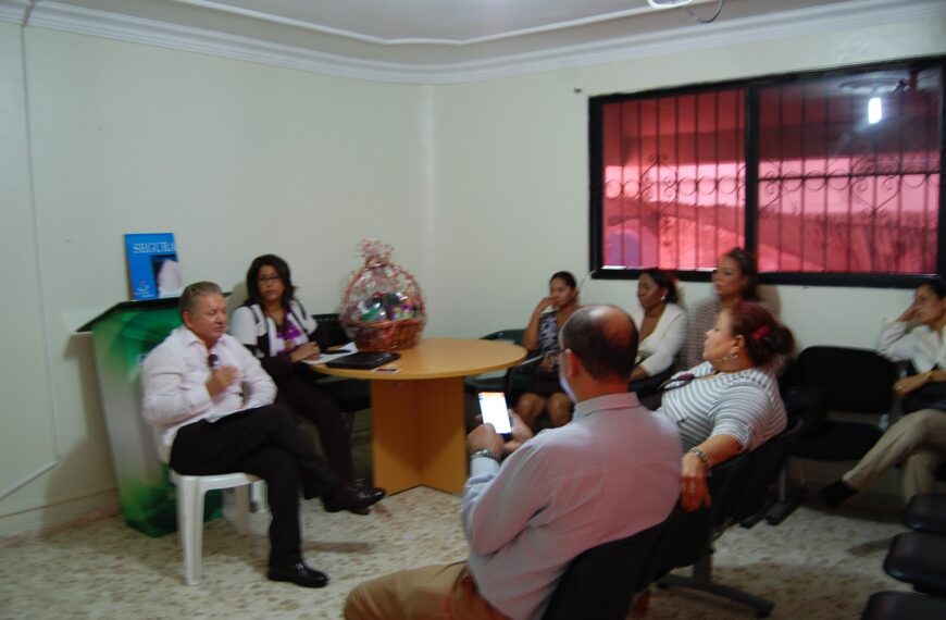 Director del Servicio Regional de Salud Este se re&uacute;ne con personal de hospital de Consuelo.