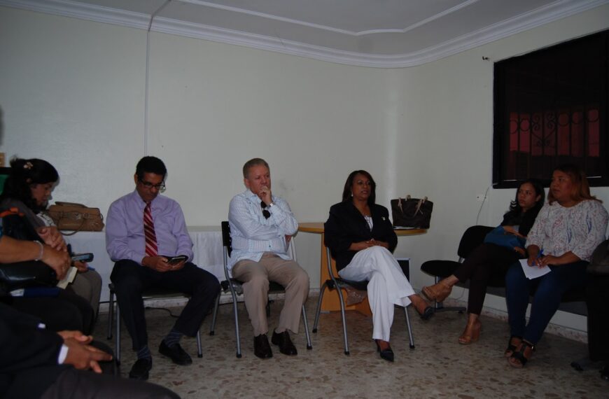 Encargada nacional del programa de Lucha Contra la Tuberculosis y Dr. Virgilio Cedano encabezan reuni&oacute;n con personal del SRS Este.