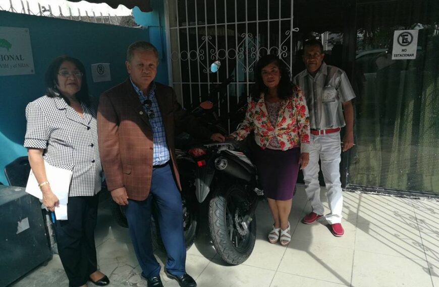 Director Regional de Salud Este entrega motocicletas a gerencias de &Aacute;reas.