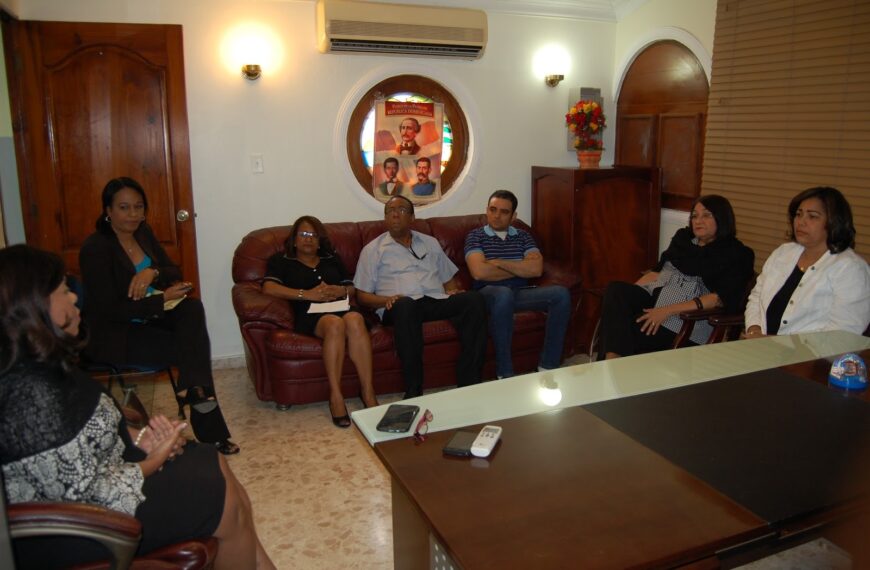 Dra. Derca Reyes encabeza reuni&oacute;n con equipo gerencial de SRS Este.
