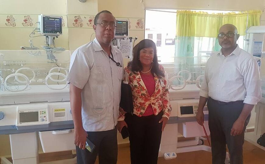 Dra. Derca Reyes hace entrega de camas e incubadoras a hospital Nuestra Se&ntilde;ora de la Altagracia de Higuey.