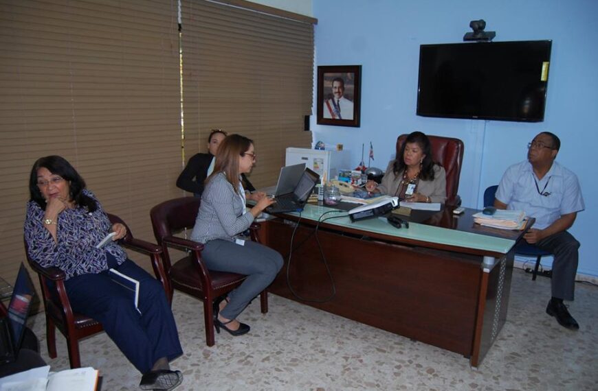 Dra. Derca Reyes se re&uacute;ne con equipo del Programa de lucha contra la Tuberculosis.