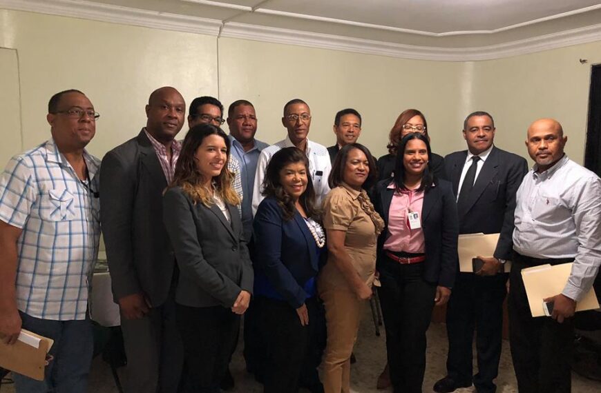 Dra. Derca Reyes junto a directores y administradores de hospitales reciben visita del Dr. Urraca encargado de Pol&iacute;ticas Sociales de la Vicepresidencia.