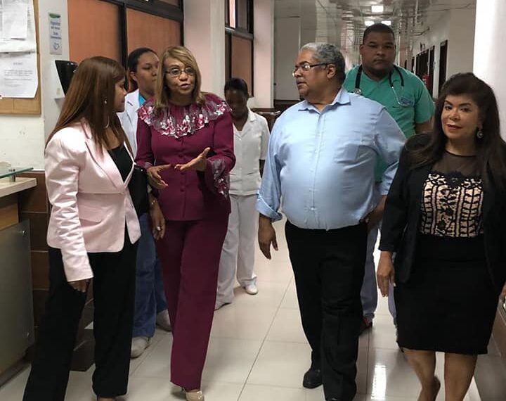 Chanel Rosa visita hospital Jaime Oliver Pino a petici&oacute;n de diputada Juana Vicente.