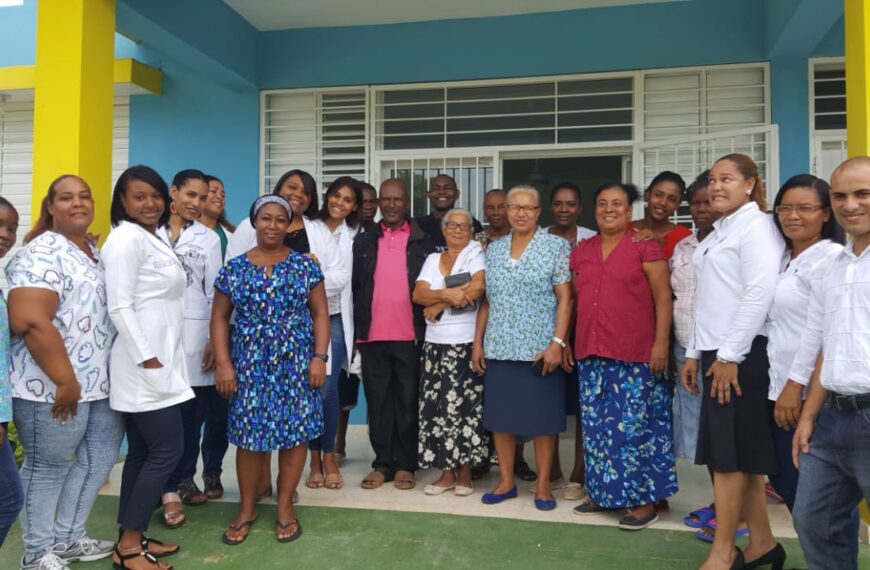 Aperturan centro de primer nivel de atenci&oacute;n en salud del 14 de Cumayasa La Romana