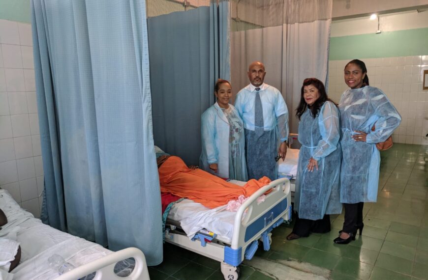 Directora Regional de Salud Este entrega equipos para hospitales de la regi&oacute;n