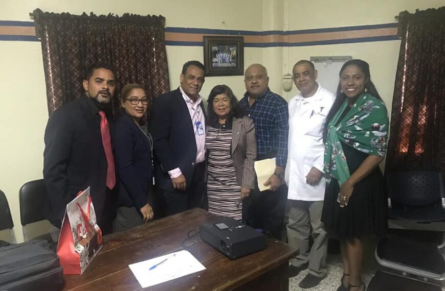 Dra. Derca Reyes, directora Regional de Salud Este encabeza reuni&oacute;n con m&eacute;dicos de hospital Aristide Fiallo de La Romana.