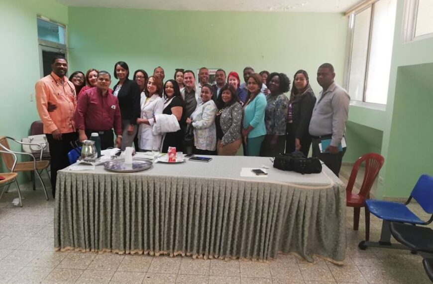 Dra. Derca Reyes se re&uacute;ne con directores y gineco obstetras de hospitales de Hato Mayor donde tratan mejoras en atenciones materno infantil.