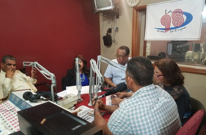 Equipo del SRS Este participa en programa radial donde hablan de acciones en primer a&ntilde;o de gesti&oacute;n de la Dra. Derca Reyes.