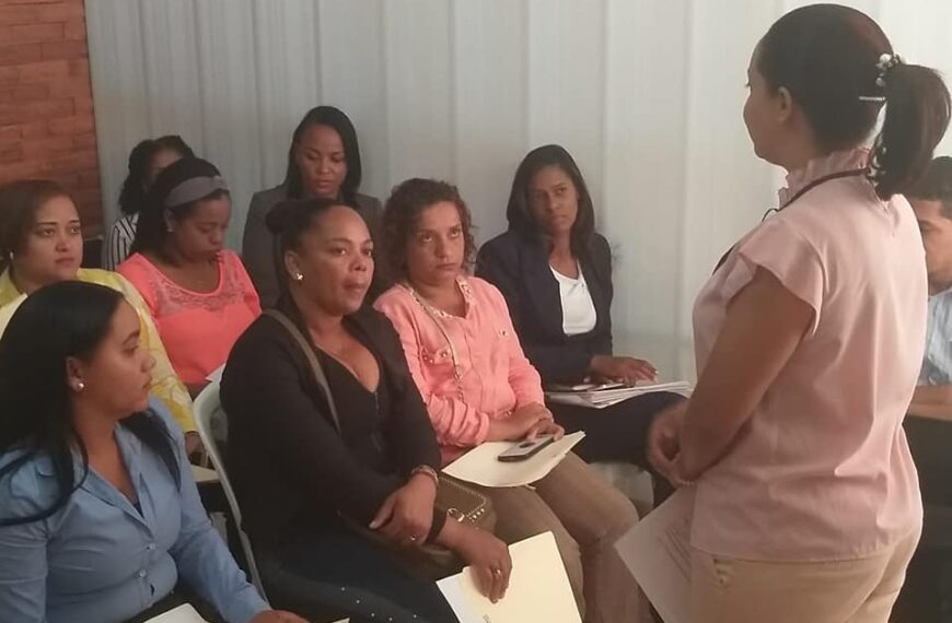 Encargada Atenci&oacute;n al Usuario del SRS Este sostiene reuni&oacute;n con encargados de ese departamento de hospitales y gerencias de &Aacute;reas.