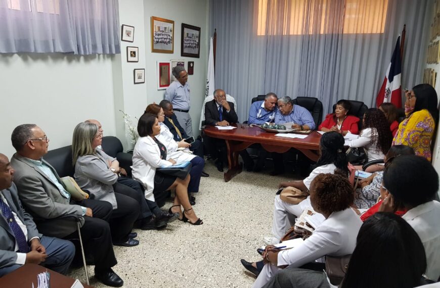 Director del SNS visita hospital Jaime Oliver Pino donde se re&uacute;ne con representantes de distintos gremios