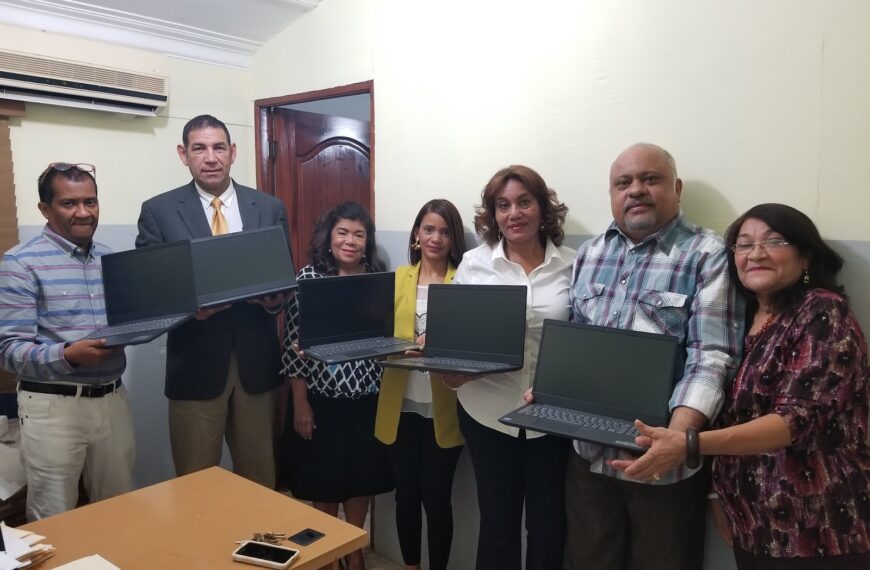 Regional de Salud Este entrega laptops para fortalecer primer Nivel de Atenci&oacute;n