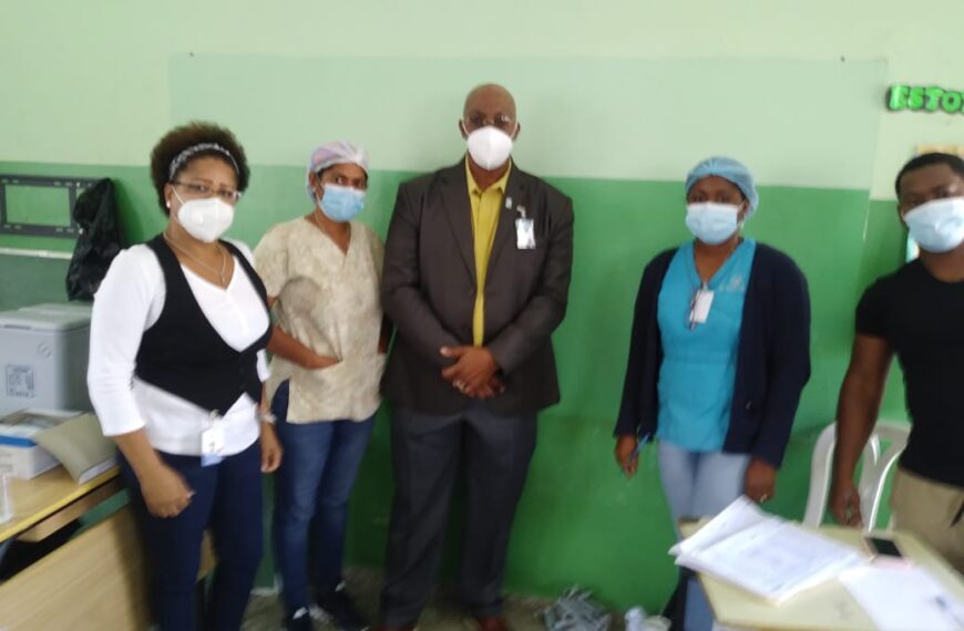 Director Regional Este de Salud Visita Centros de Vacunaci&oacute;n en los Distritos Educativos 01 y 02 en la Jornada Vac&uacute;nate RD contra Covid19.