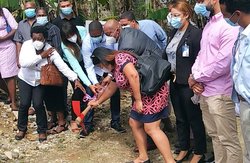 Director Regional Este de Salud y Sindico da Primer Picazo para la construcci&oacute;n de UNAP, en Guayacanes.