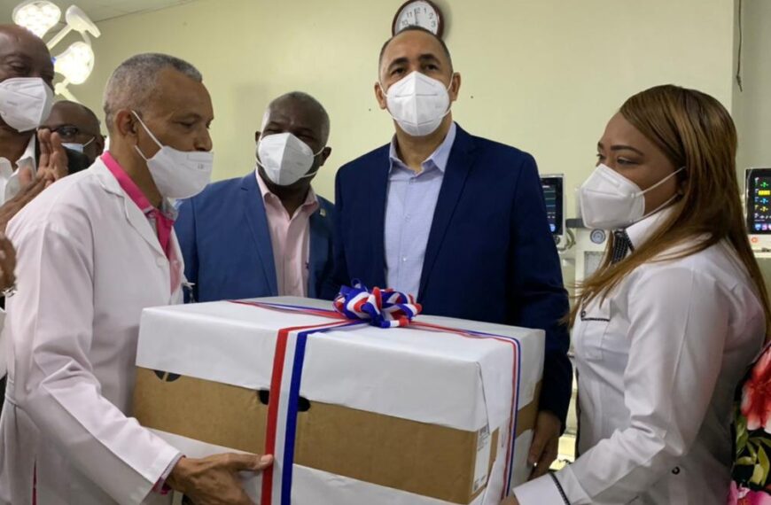 Indotel dona equipos tecnol&oacute;gicos a Hospital Regional Doctor Antonio Musa