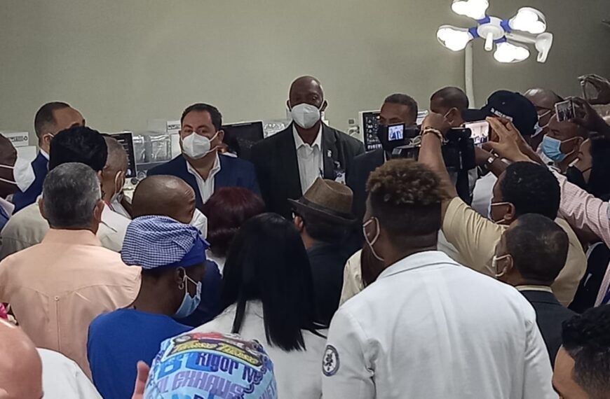 SNS entrega equipos por m&aacute;s de RD$ 8 millones al hospital Antonio Musa de SPM