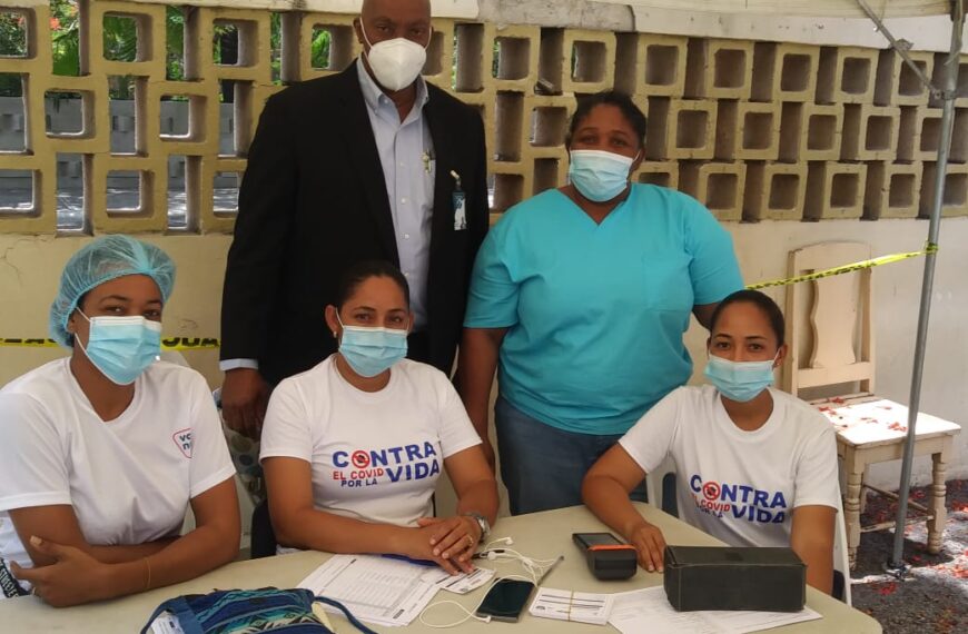 Director Regional Este de Salud Visita Centros de Vacunaci&oacute;n, donde se aplica vacuna Pfizer contra el Covid19.