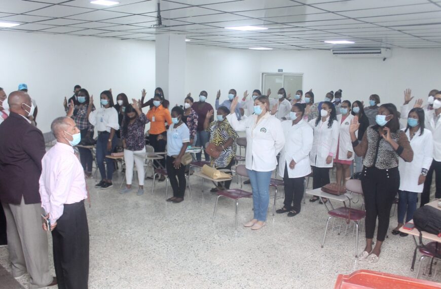 Queda juramentado el personal de Salud que trabajar&aacute; en Hemodi&aacute;lisis y UCI del Hospital Jaime Oliver Pino