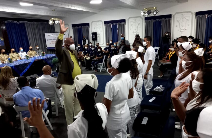 Director SRS Este, Juramenta Auxiliares de enfermer&iacute;a en la Quincuag&eacute;sima Graduaci&oacute;n de la Escuela Vocacional de SPM
