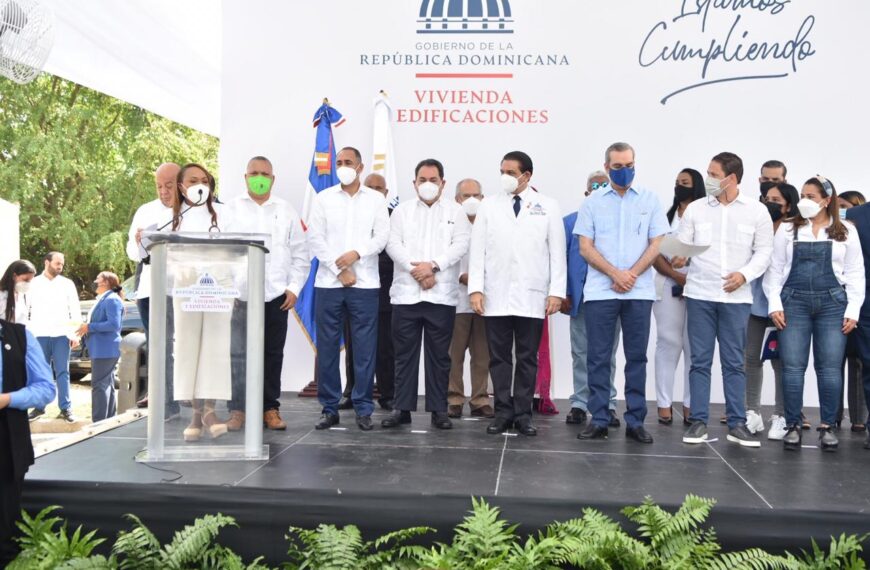 Presidente Luis Abinader junto al Ministro Bonilla, Dr. Mario Lama, director del Servicio Nacional de Salud y la Gobernadora Villanueva, anuncian reactivaci&oacute;n de la construcci&oacute;n del Hospital Antonio Musa de SPM.