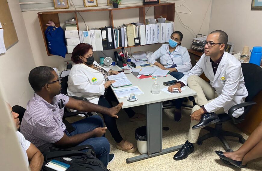 Mesa de trabajo con Direcci&oacute;n y encargados departamentales del Hospital Regional Antonio Musa.
