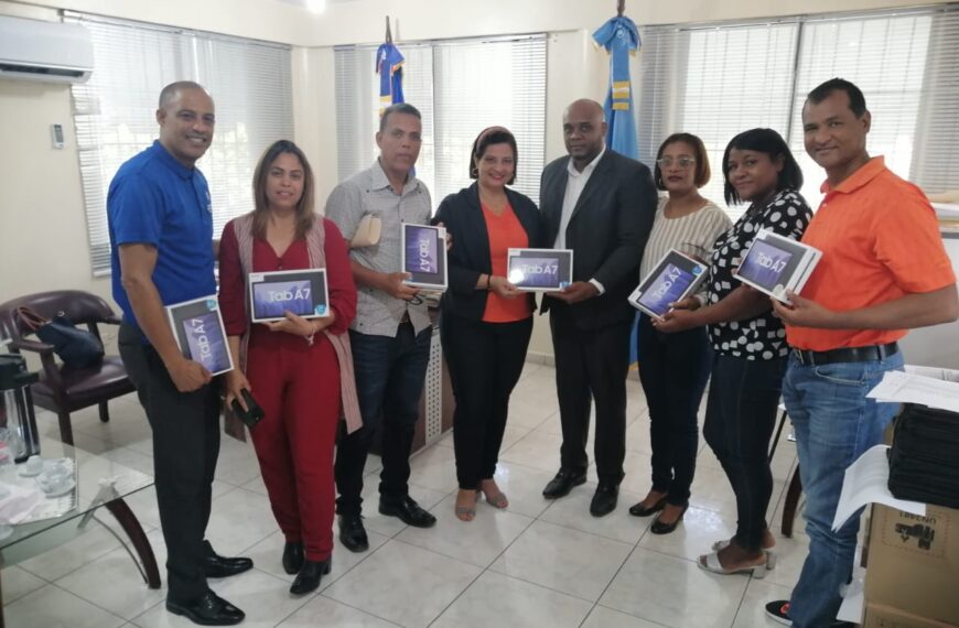 Servicio Regional de Salud Este entrega equipos tecnol&oacute;gicos