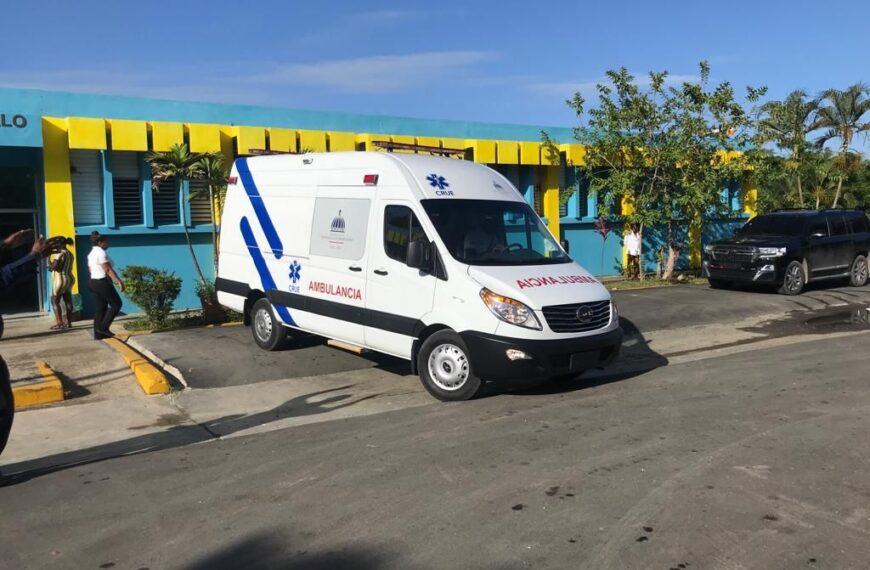 SNS y Gobernaci&oacute;n Provincial entregan equipos m&eacute;dicos, y ambulancia al Hospital &Aacute;ngel Ponce