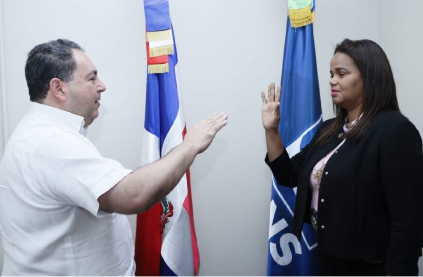 Titular SNS juramenta nueva directora Hospital Materno Infantil de Hig&uuml;ey